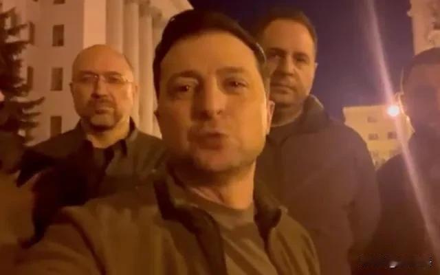 在我看来，把泽连斯基捧成"世界级硬汉"，多少有点滤镜太厚了。
 
战争爆发时他没