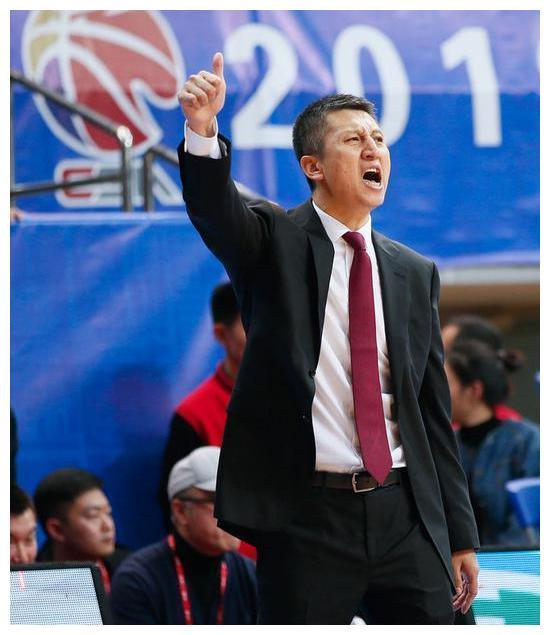 中国男篮两场球都是逆风翻盘，让人惊心动魄。
一方面展现了球队的韧性，同时也暴露了