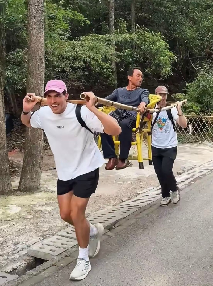 外国游客花钱体验抬滑竿 ​​​