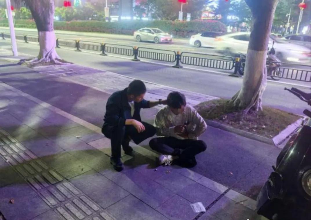 【夜晚的街头，他为倒地陌生人伸出援手！】3月20日21时40分许，南沙街头夜色沉