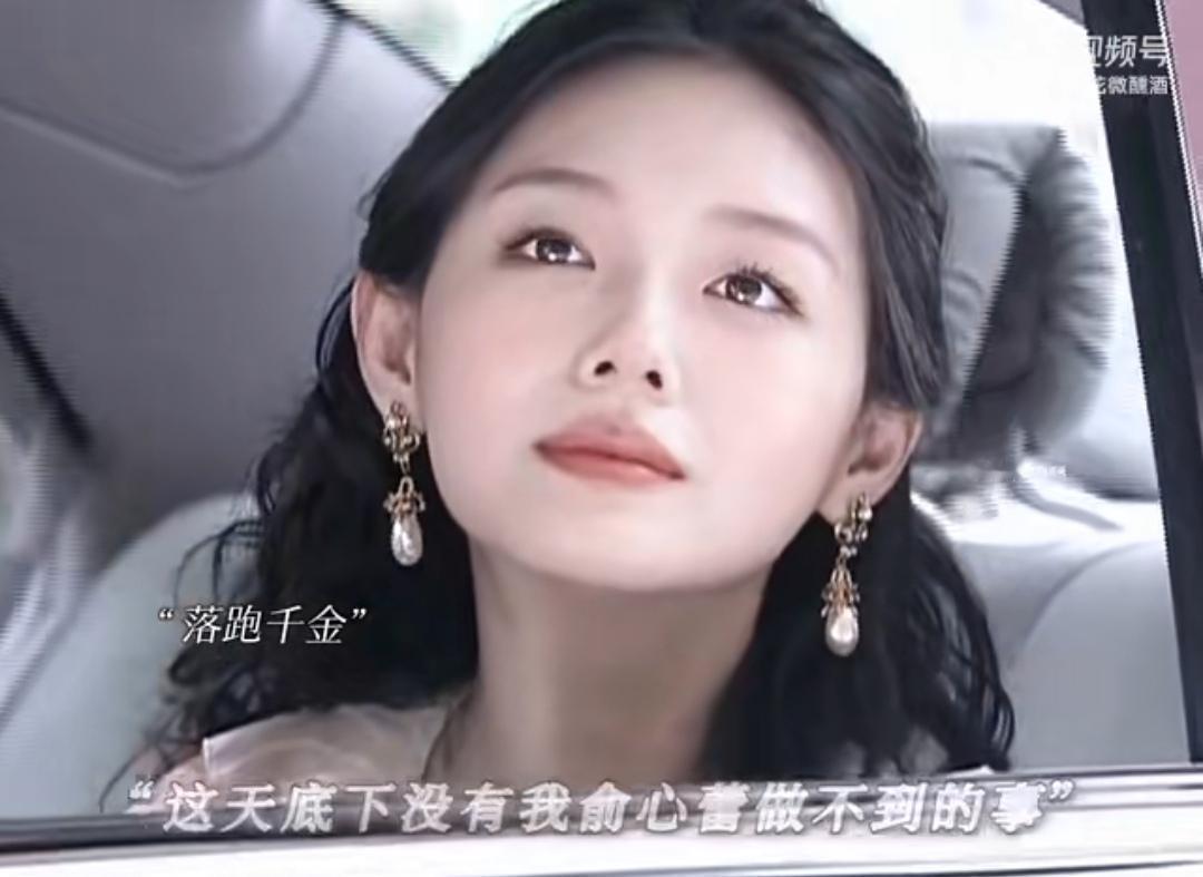 回看大S和汪小菲的婚姻，
你就会发现，
汪小菲喜欢的是荧幕上那个闪闪发光的大S，