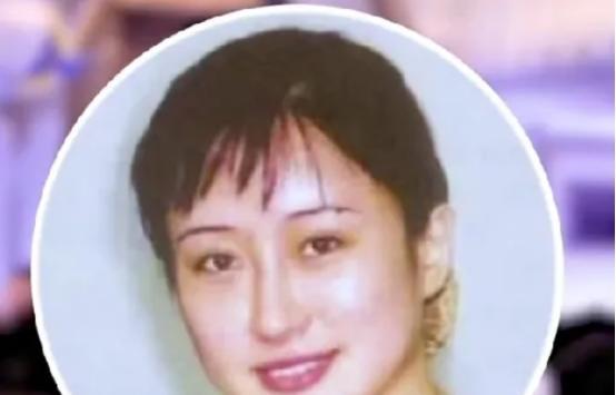 2001年，空姐杨旸与有妇之夫的郭介明相会。二人在一番温存过后，又爆发冲突。而冲