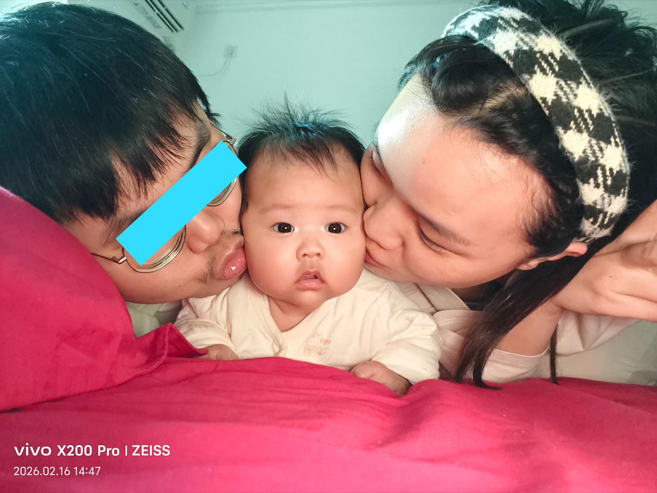三个月了，与爸爸妈妈合拍一张！