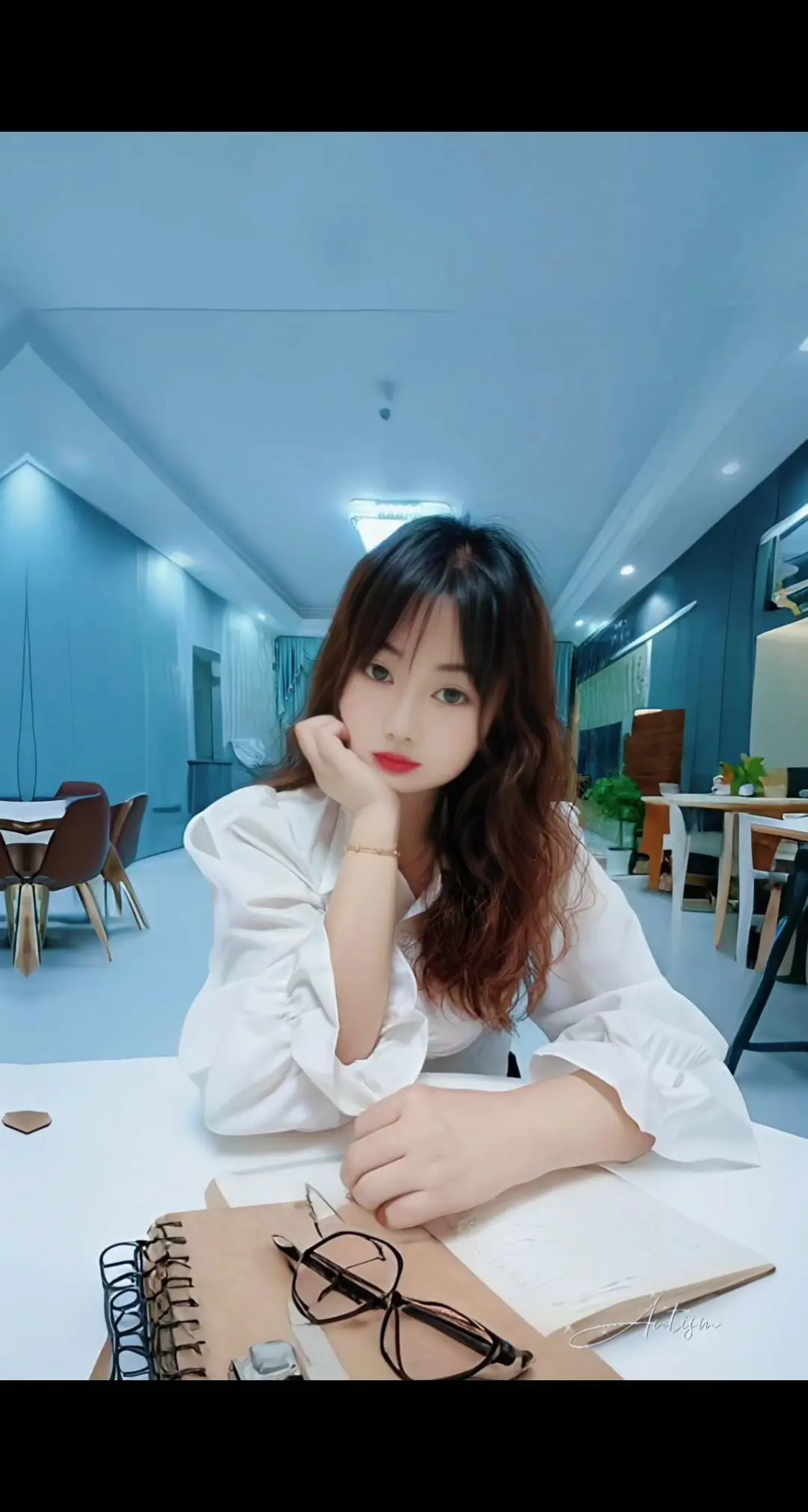 “时间在指尖流逝，带走了无忧无虑的童年和热血沸腾的青春。我们都在成长的...