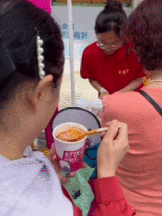 奶茶你加辣椒还是折耳根当代奶茶迷惑行为大赏来了，这届年轻人连喝奶茶都主打一个硬核