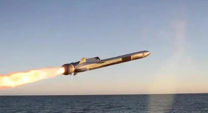 要是真打起来，中国导弹能不能把美军航母给干掉呢？答案是，几乎没可能，哪怕是鹰击-