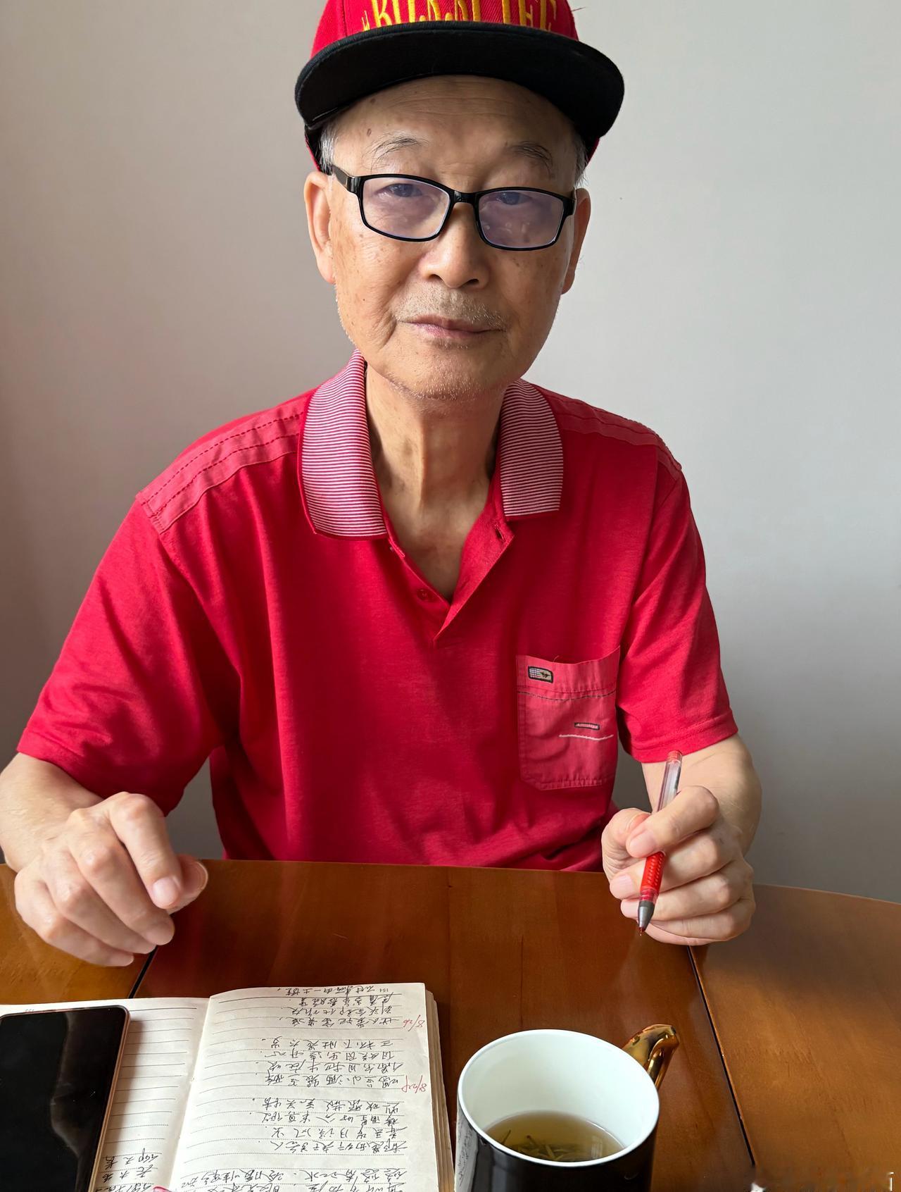 教授說，我什麼手表都不用戴，也不喜歡，在家看電腦，出去看手機，帶表干什麼，沒用。