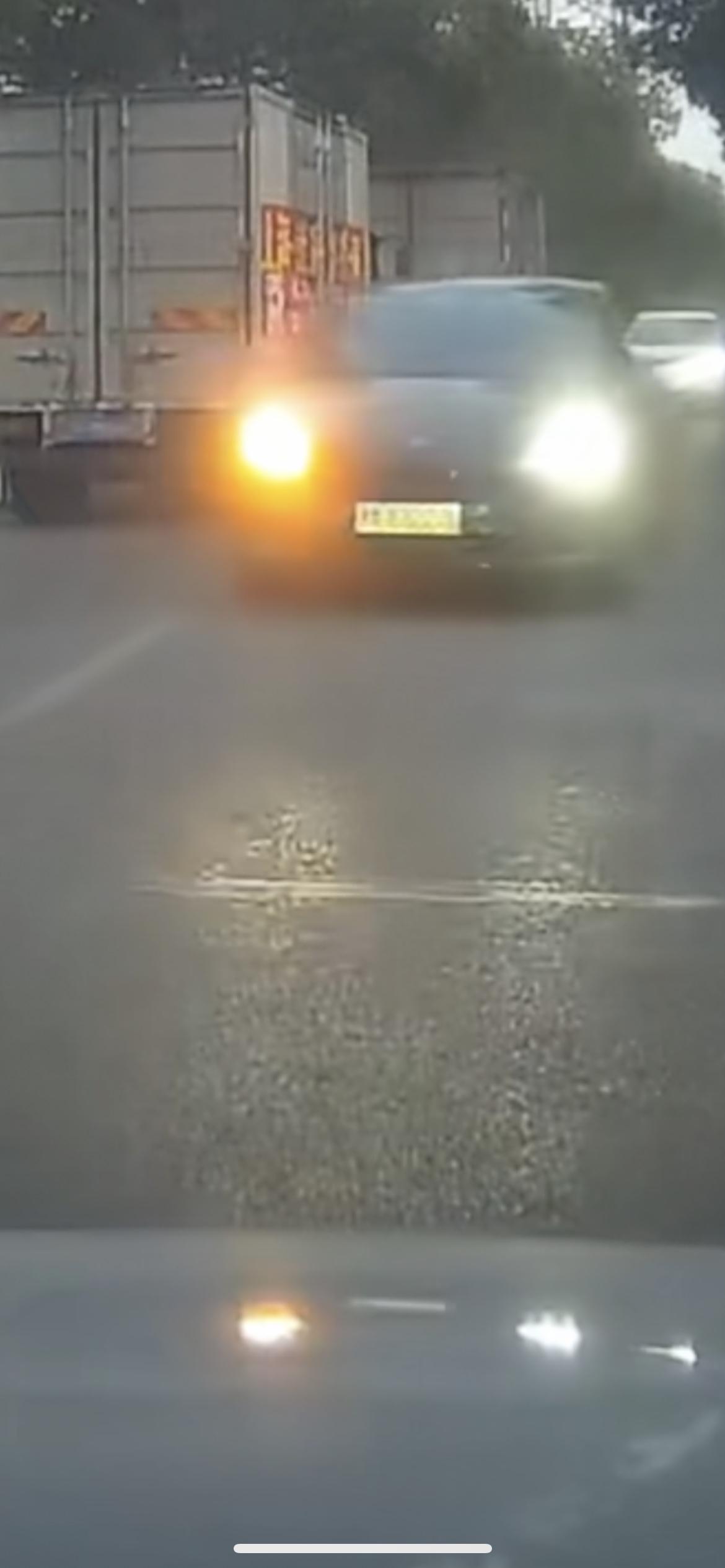 近日上海,车主正常行驶遇对向黑车女子逆行，女子不愿让路直接堵车主车前，随后潇洒下