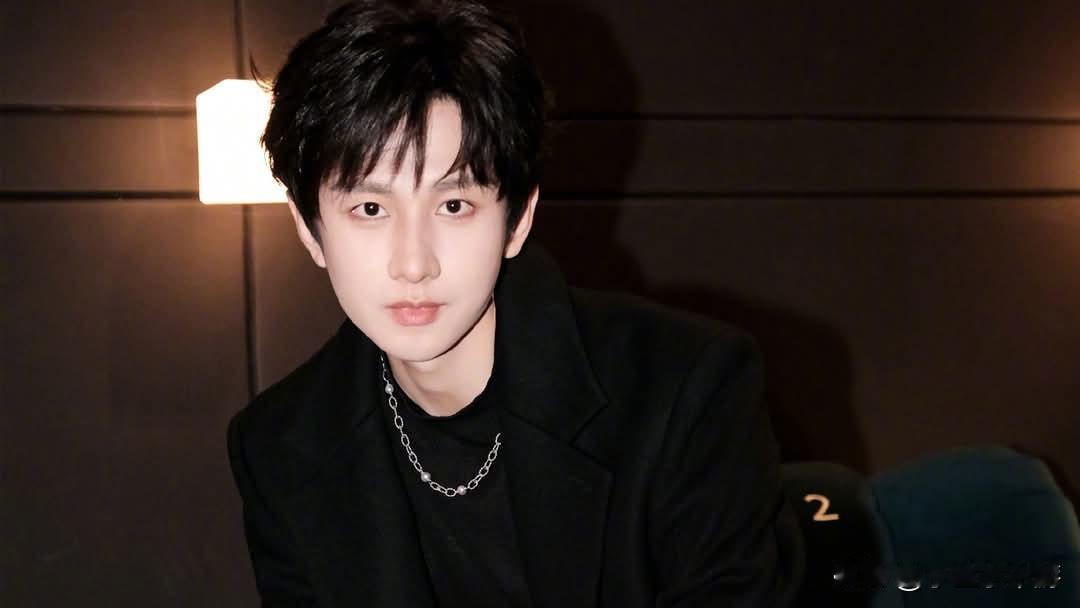 35岁中国顶流成毅近日因一份外流的法院文件，意外卷入“谎报年龄”风波！他针对网络