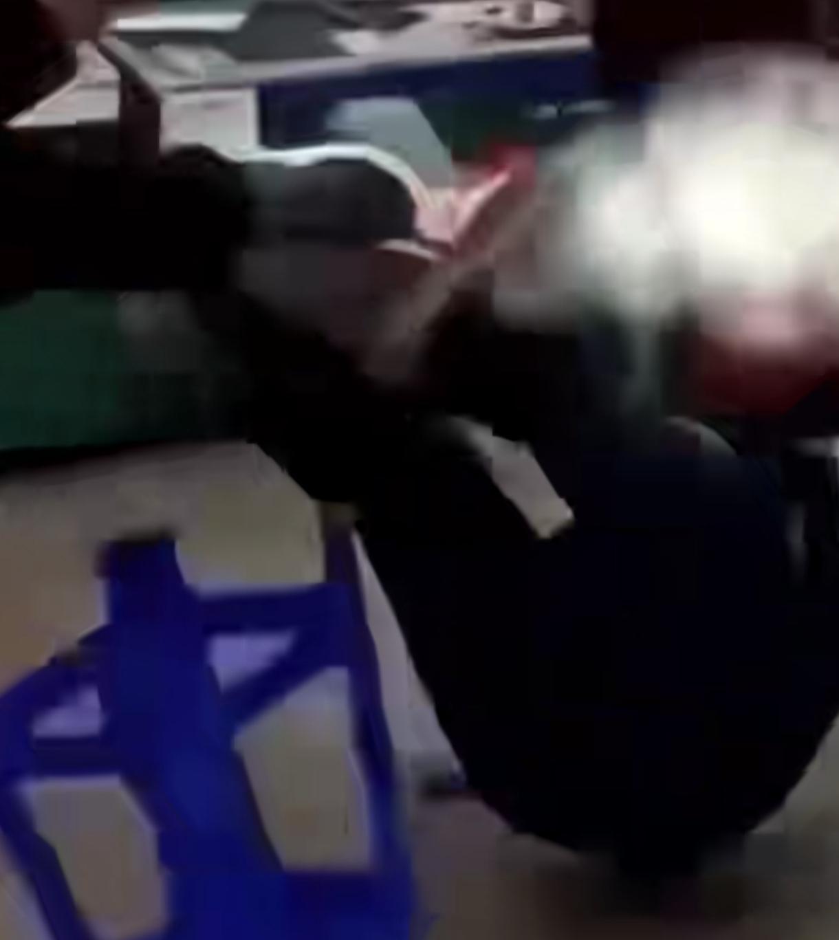 大爷收钱， 笑了
女子踹脚 ，爽了
大家一看全都不乐意了，大爷街头挂牌自称“渣男