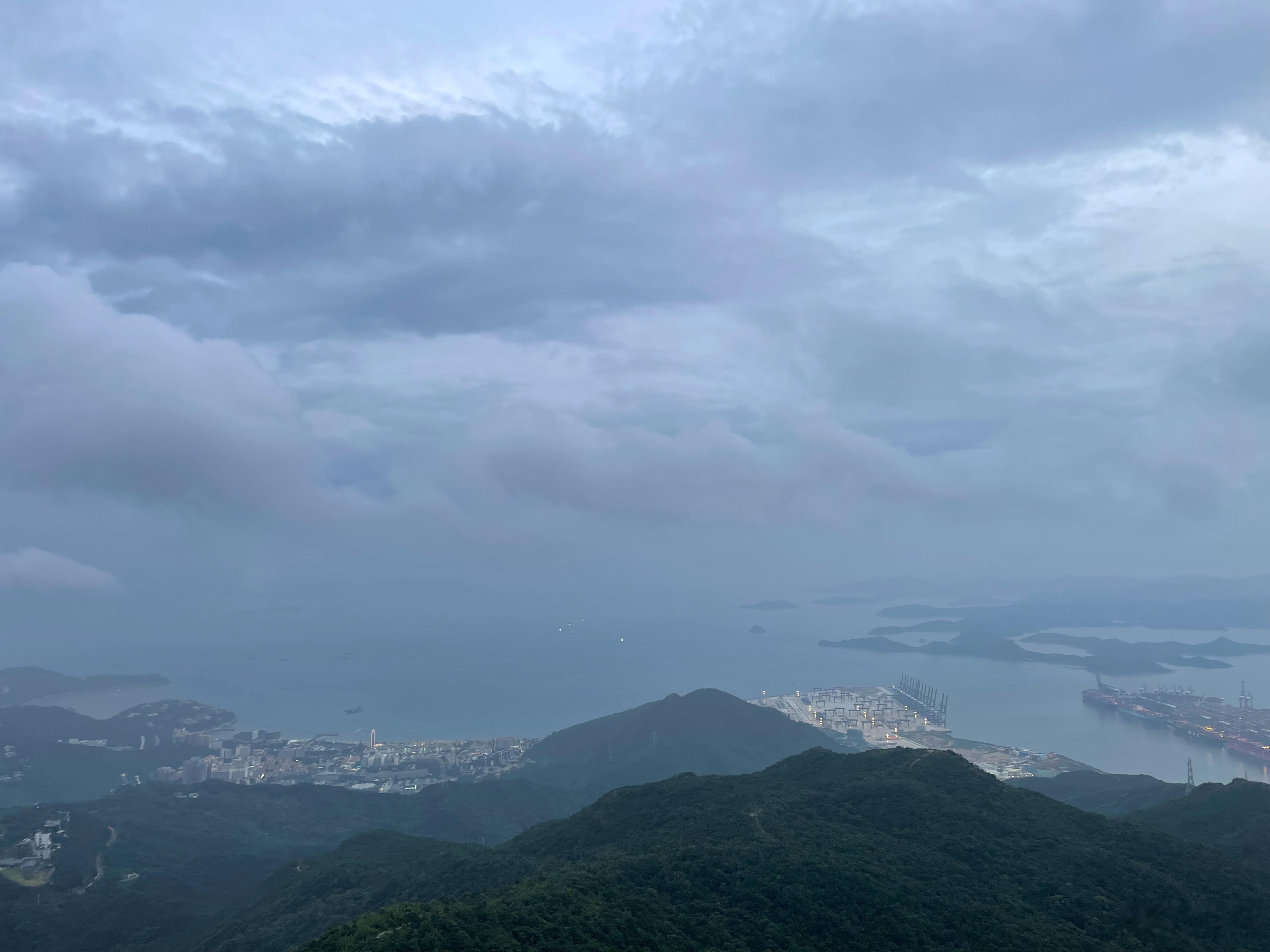 登上山顶，尽收美景，原来，最美的风景，从来都不在终点，而在你咬牙坚持、跨越极限之