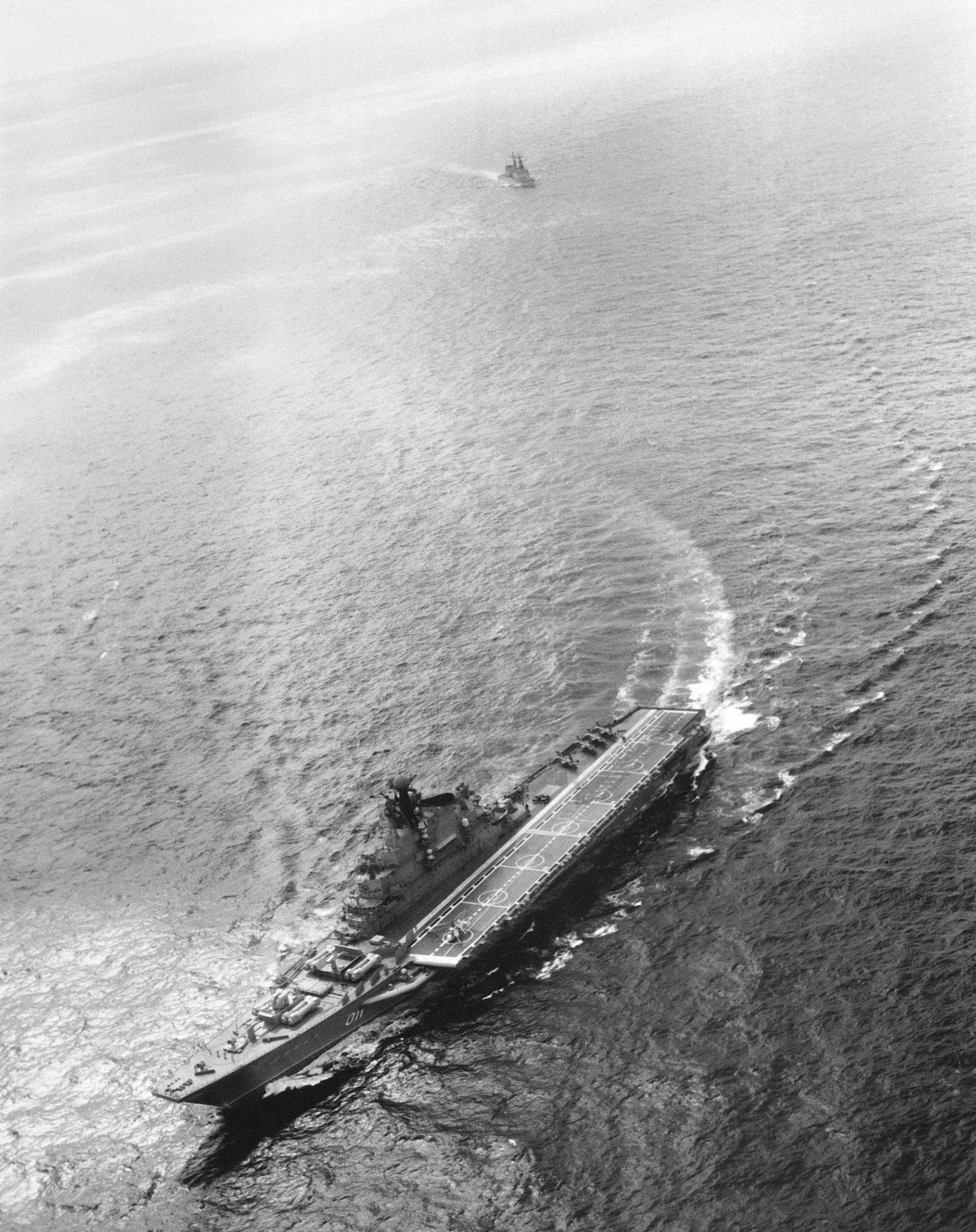 红海军 两张拍摄于1985年1月24日的“明斯克”号重型载机巡洋舰照片。飞行甲板