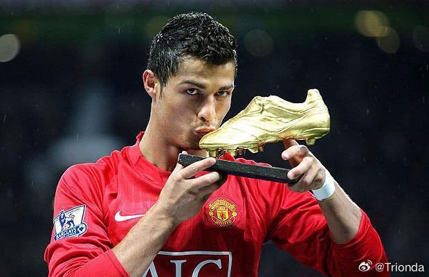 国际足联承认，克里斯蒂亚诺·罗纳尔多是历史上第一位也是唯一一位获得金靴奖的非前锋