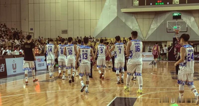 上海男篮主场94-84力克广东，豪取四连胜。

广东队虽败犹荣，在阵容不整的情况