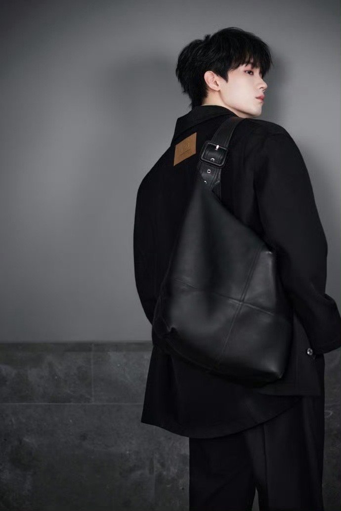 又被周翊然帅到！出发巴黎的造型好绝，坐等秀场高光！ 