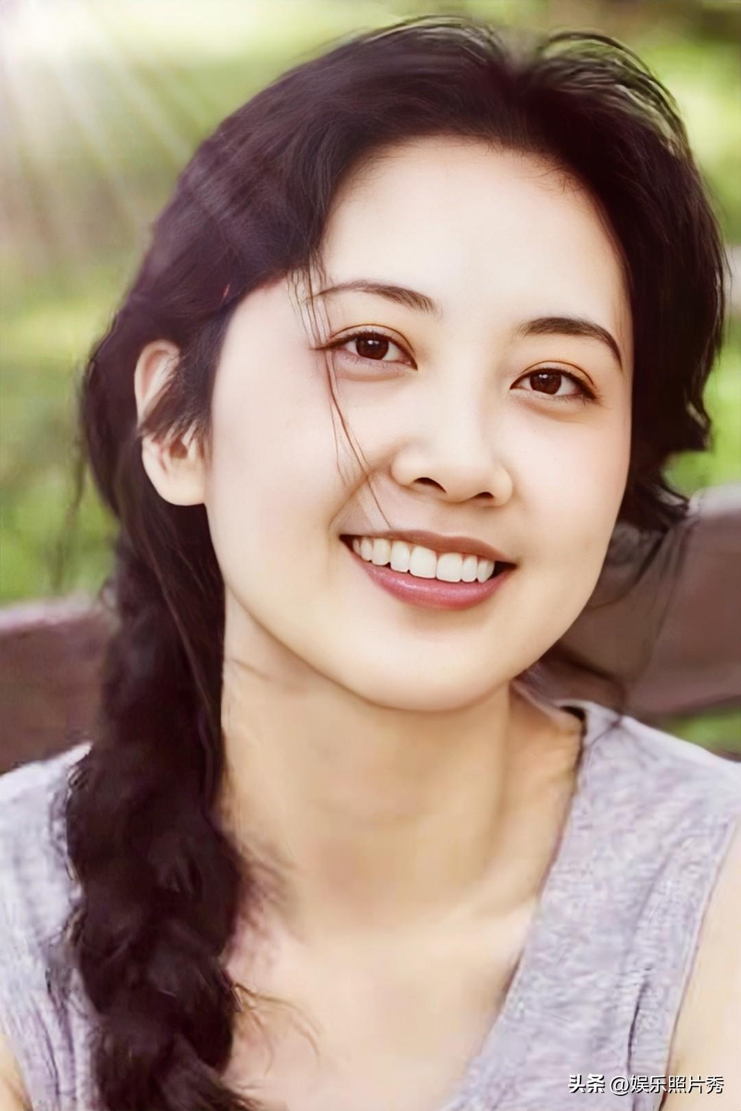 以前的女明星气质“真好”，纯净自然，40年前红到发紫！

她扎着麻花辫，脸上没有