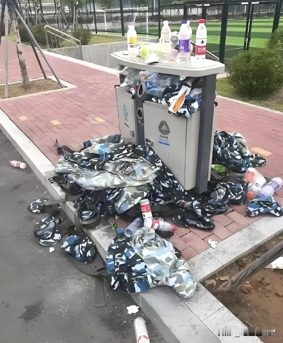 这么好的训练衣服为什么都成一次性的了，学生军训完直接就丢弃了。
完全可以拿回家干