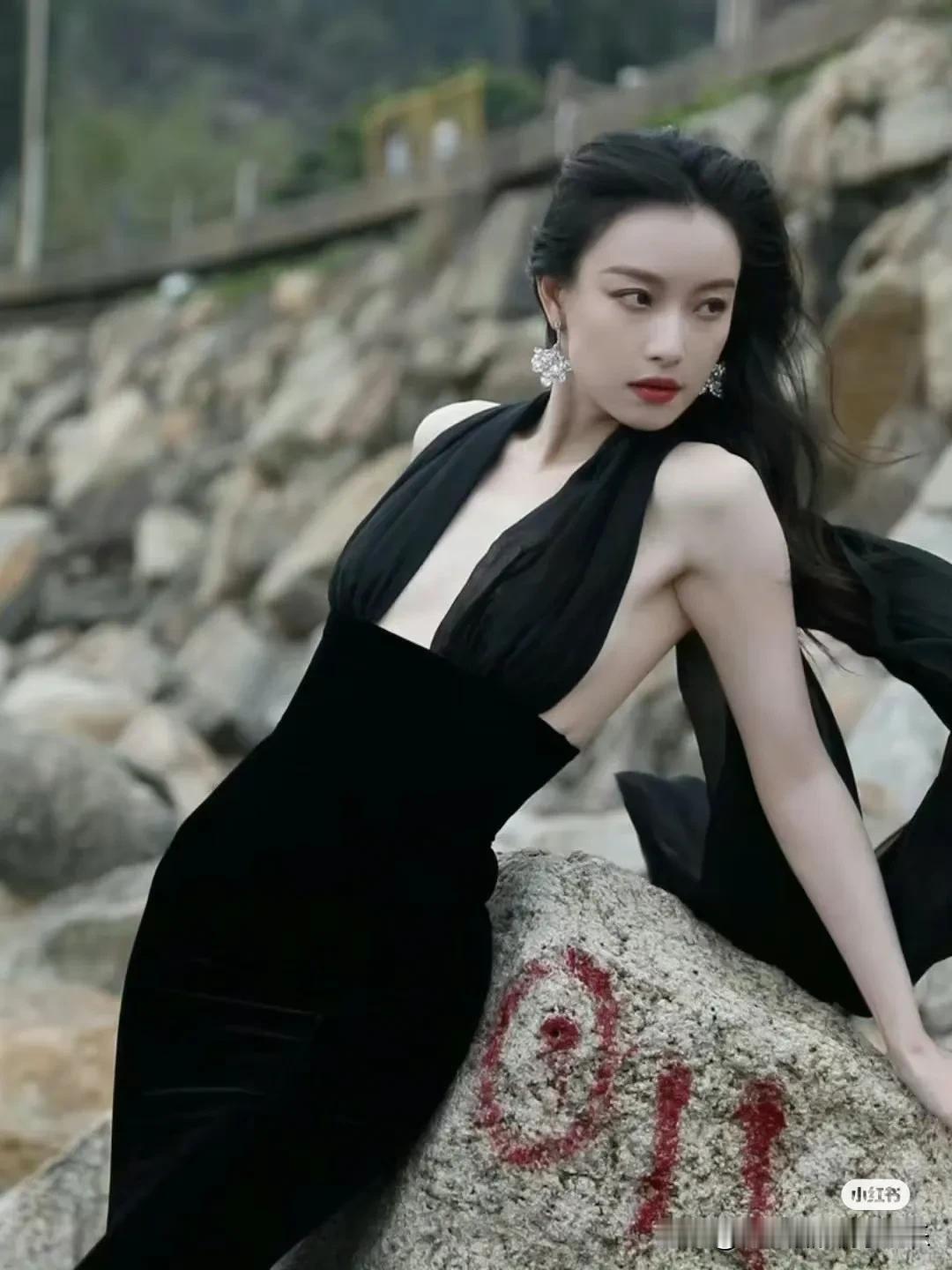 两个御姐撞衫了！

在今天的星光大赏上这两个大美女同一活动撞衫，而且借的同一个品