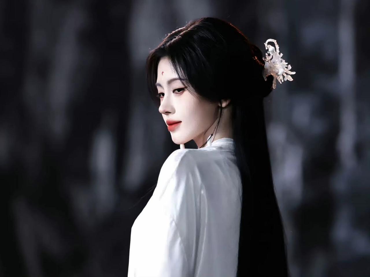 鞠婧祎被举报，网友怀疑前东家搞鬼

鞠婧祎新剧即将播出，如果被影响，郭敬明估计也