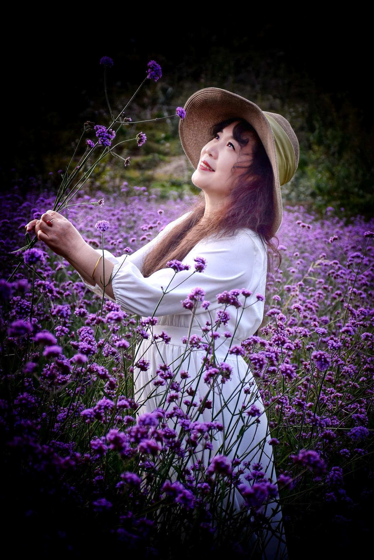 紫花飘舞，白衣倩影。
#花丛丽影薰衣草# #人俏景美# #花间倩影# 
#花中影