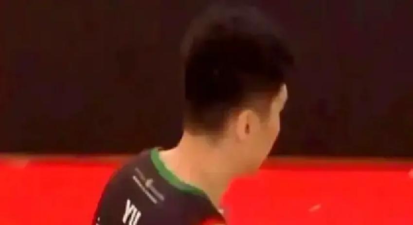 年薪砍到1.6万，他头也不回
 
22岁，2米21，余嘉豪把600万合同扔回浙江