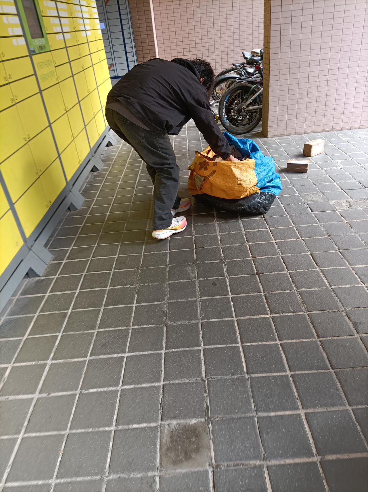 今日随手拍年关将近，最忙的莫过于快递员吧，我下取快递，几分钟看到了三个快递车！