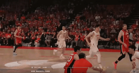 郭士强那波抢断富勇启生，简直666！
这反应速度和防守意识太牛了。在赛场上，一个