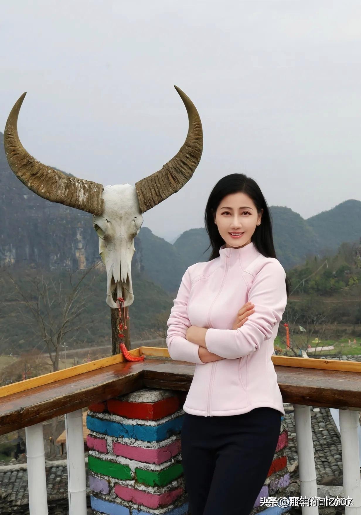 想象一下，在海南万宁的山间，一位身着白裙的少女漫步其中，与美景相映成趣。山钦湾的