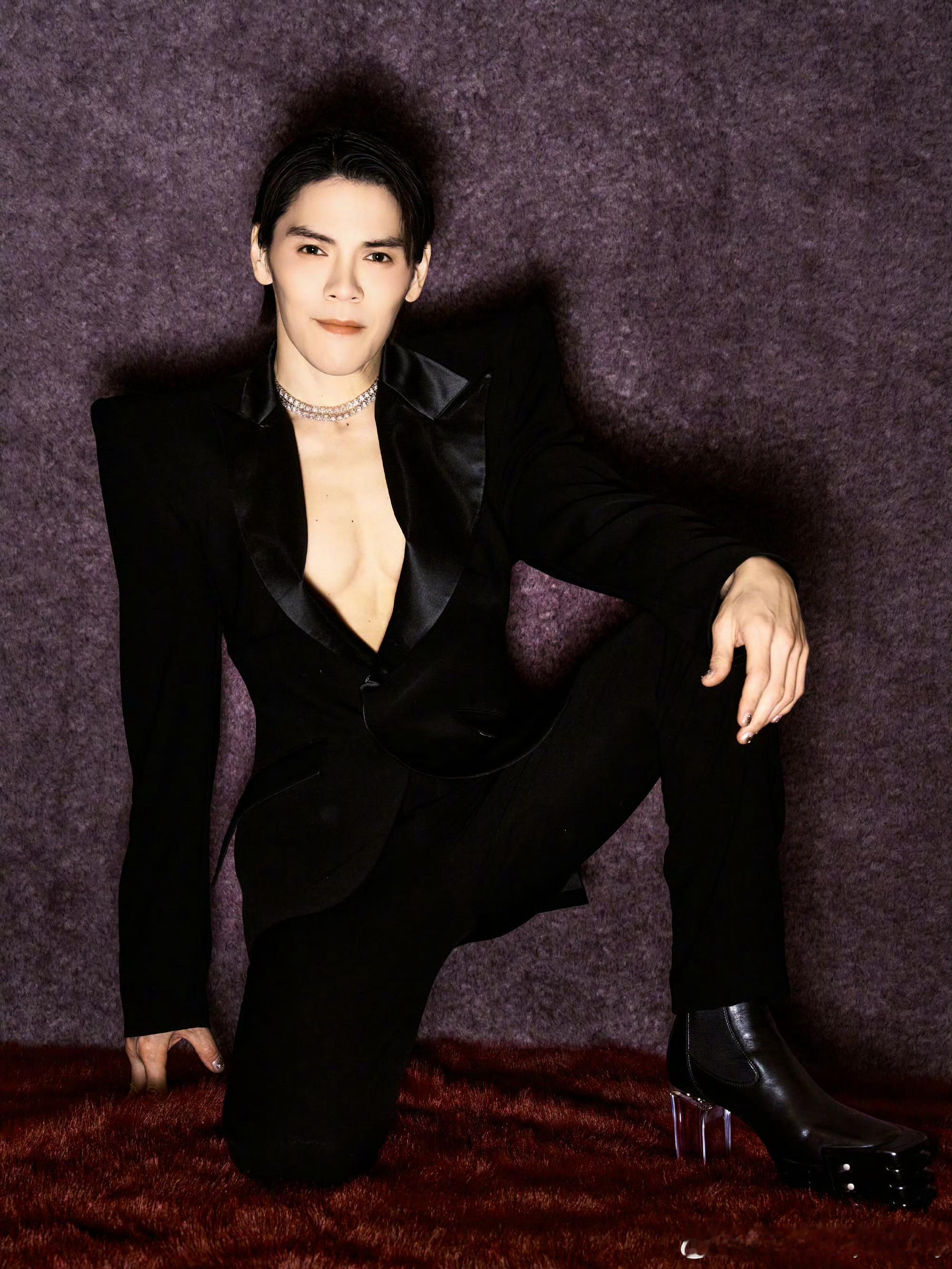 向佐说给王一博说过了向佐哥我还以为你说的是我们家岩羊哈哈哈哈哈，啵啵还搁那攀岩呢