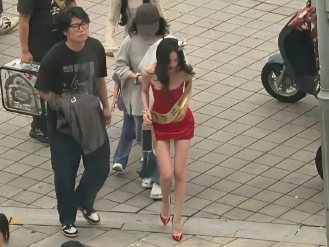 瘦到这种程度了，上镜才刚刚好。
网友: 吃这碗饭，赚这份钱，有啥好心疼的。[衰]