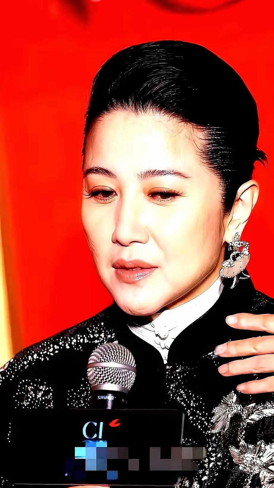 52岁影后颜丙燕的硬核爱情：我有钱有奖杯，男人我自己选！

商场内衣店里，导购小