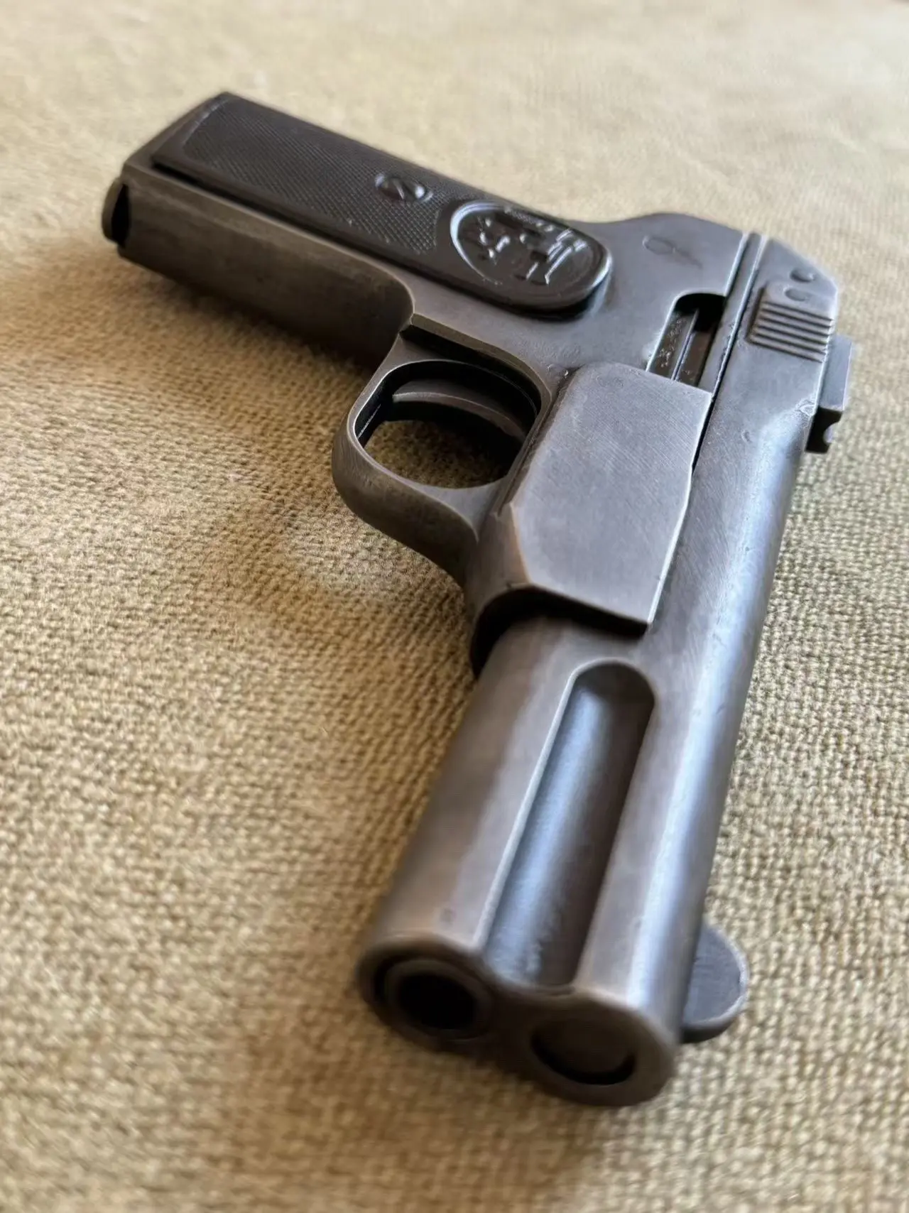 枪牌撸子。勃朗宁M1900，俗称枪牌撸子，是近代极具代表性的经典半自动...