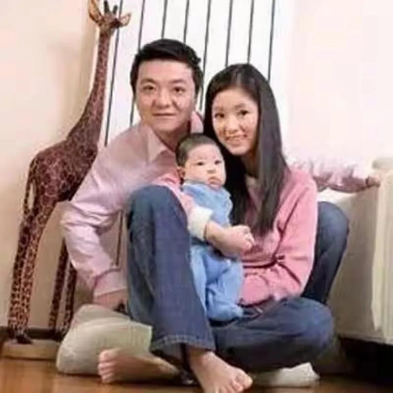 董路背后的女人，拿过选美冠军颜值好，婚后连生三娃如今在家享福

说到董路身后的女