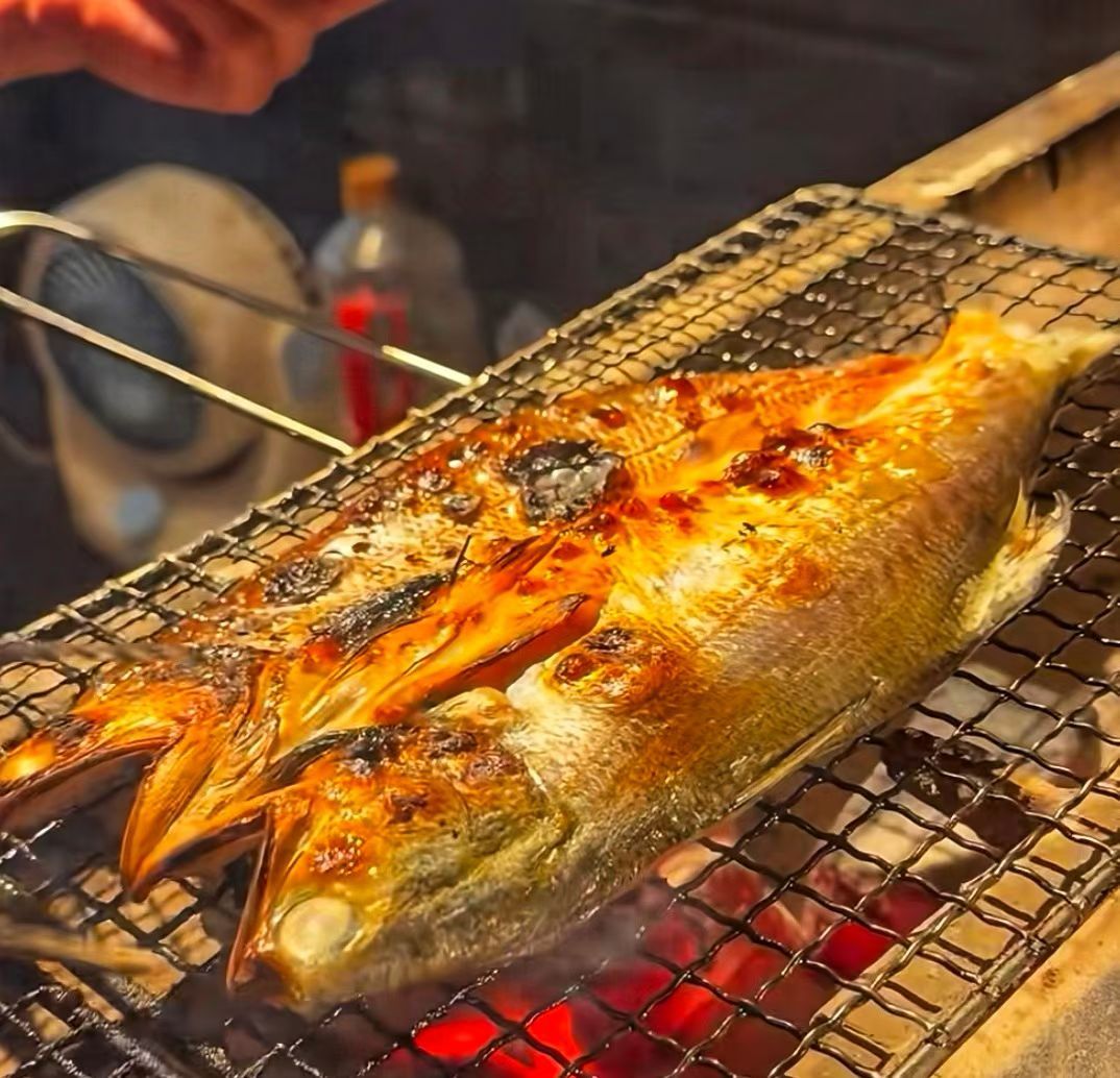 晚上来店里吃烤马友鱼，吃完继续干活！ 