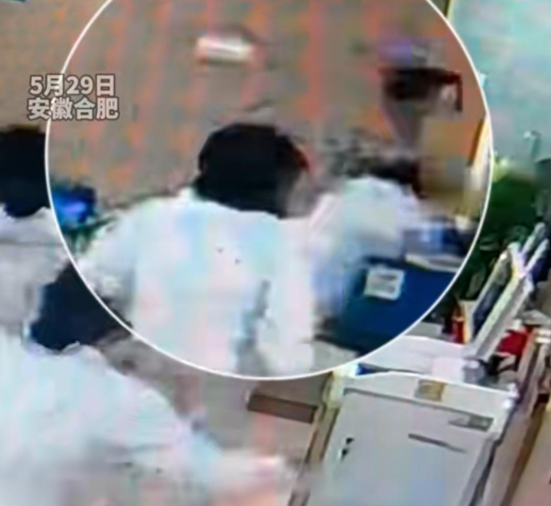 飞身一跨护老人，白衣初心暖人心。5月29日，合肥市第三人民医院发生动人一幕。心内