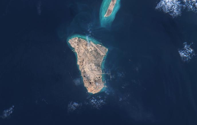 美国有线电视新闻网（CNN）：美军袭击哈尔克岛，摧毁导弹与水雷仓库
报道称，此次