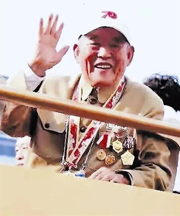 那启明，男，1929年1月生于辽宁凤城，锡伯族，中国人民志愿军飞行员。在朝鲜战争