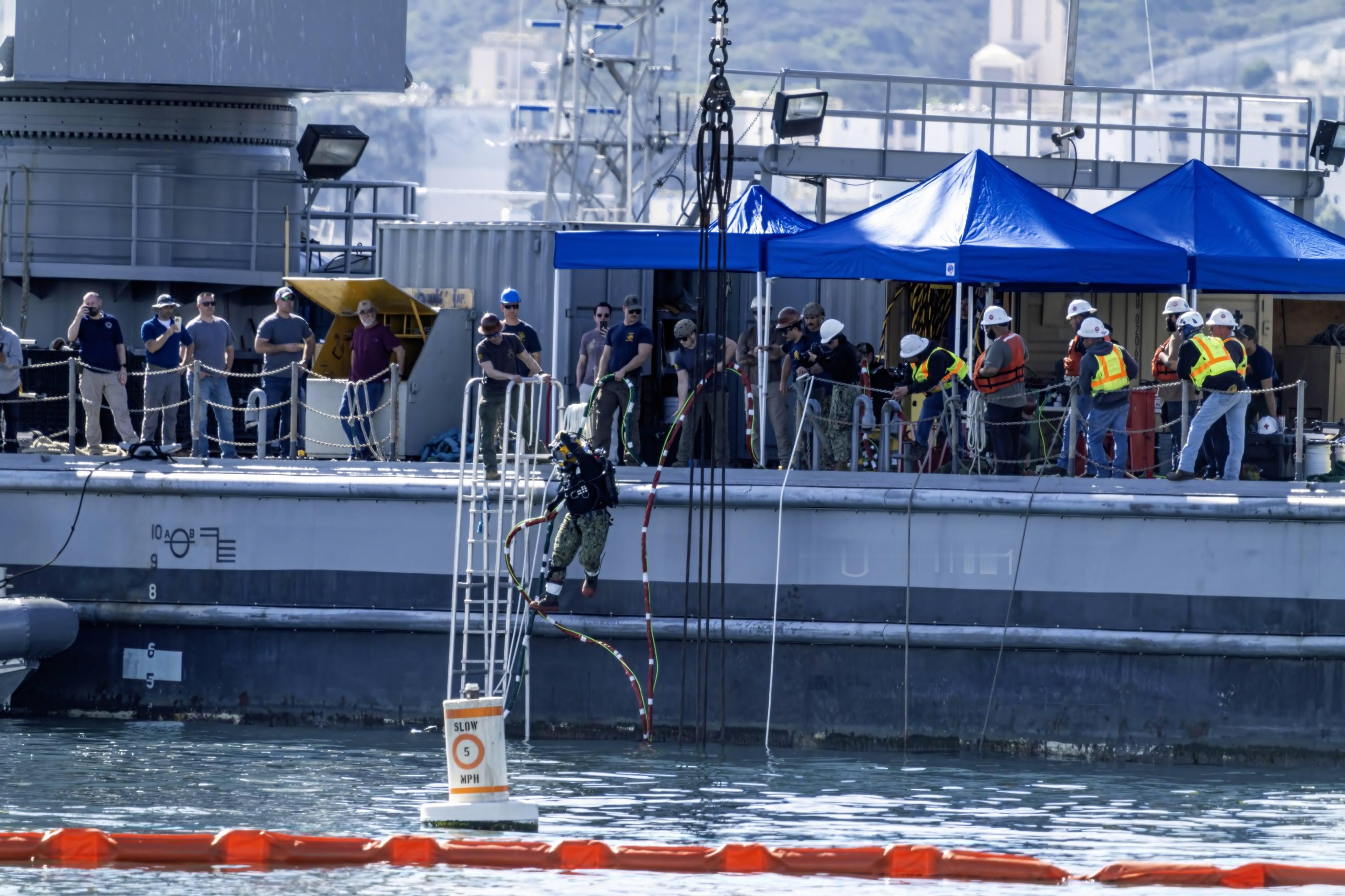 美国海军在圣迭戈湾打捞坠海的E/A-18G残骸，首先捞上来一筐碎片。 