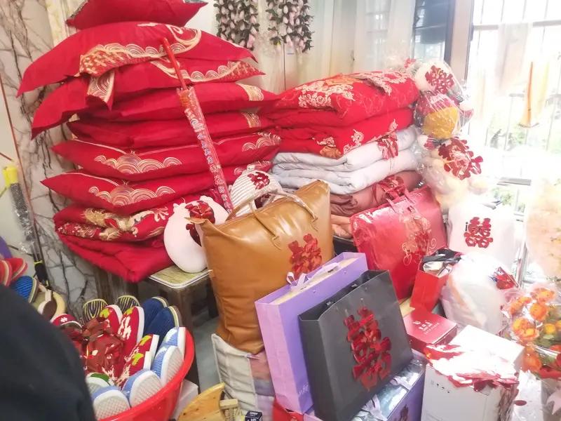 只要不超过80,000，我觉得都不过分。
我们老家基本上男方给了多少，
然后会超