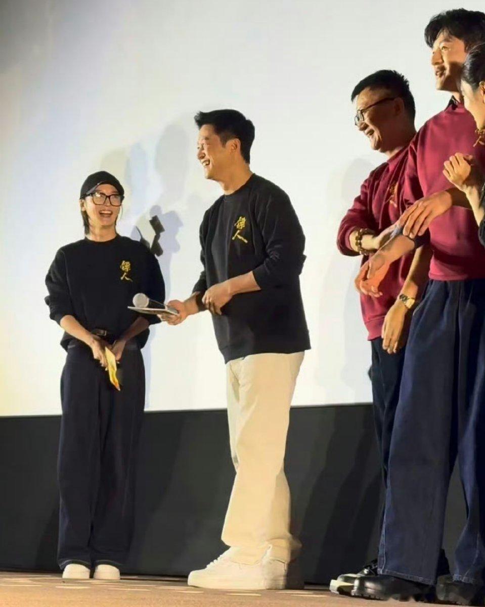 谢楠告诉吴京会有人为你而来谢楠现身《镖人》路演，被刀马坚持戳泪点，还温柔喊话吴京