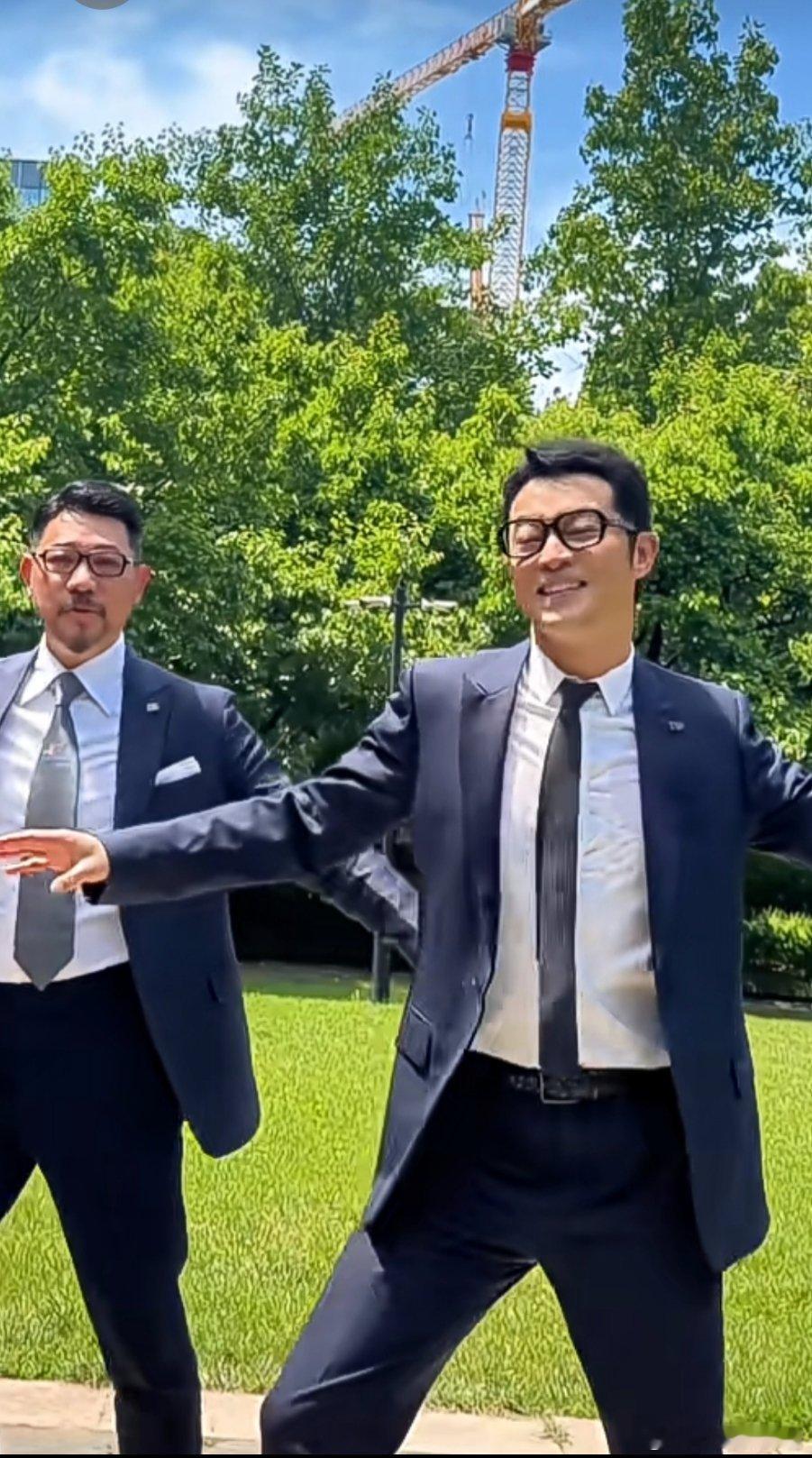 妈呀！！！！看了好多遍我才确定这是谁！！怎么瘦成这样了？？