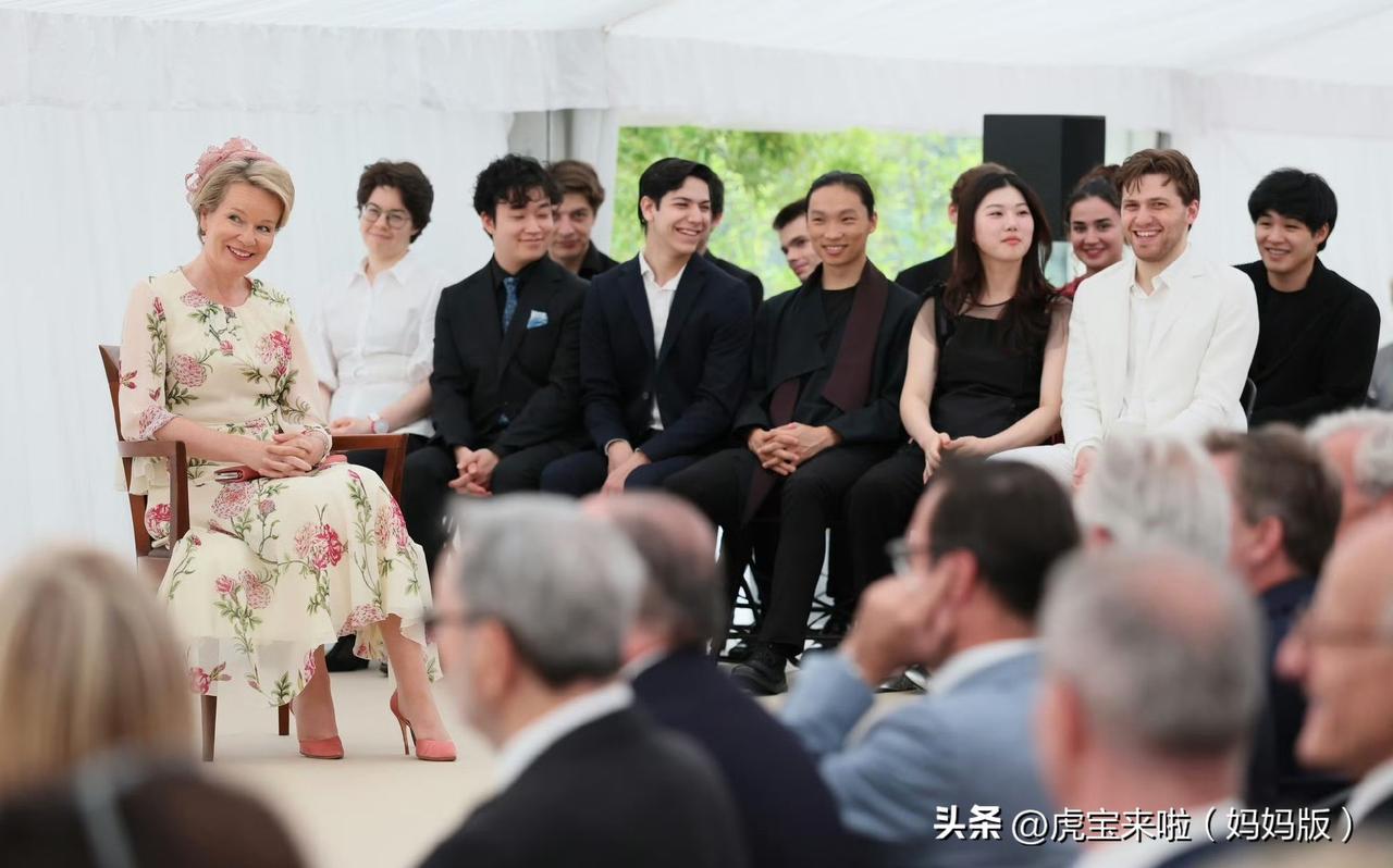 马蒂尔德王后出席伊丽莎白王后音乐赛颁奖典礼，也算是有始有终了！花朵的雪纺连衣裙很