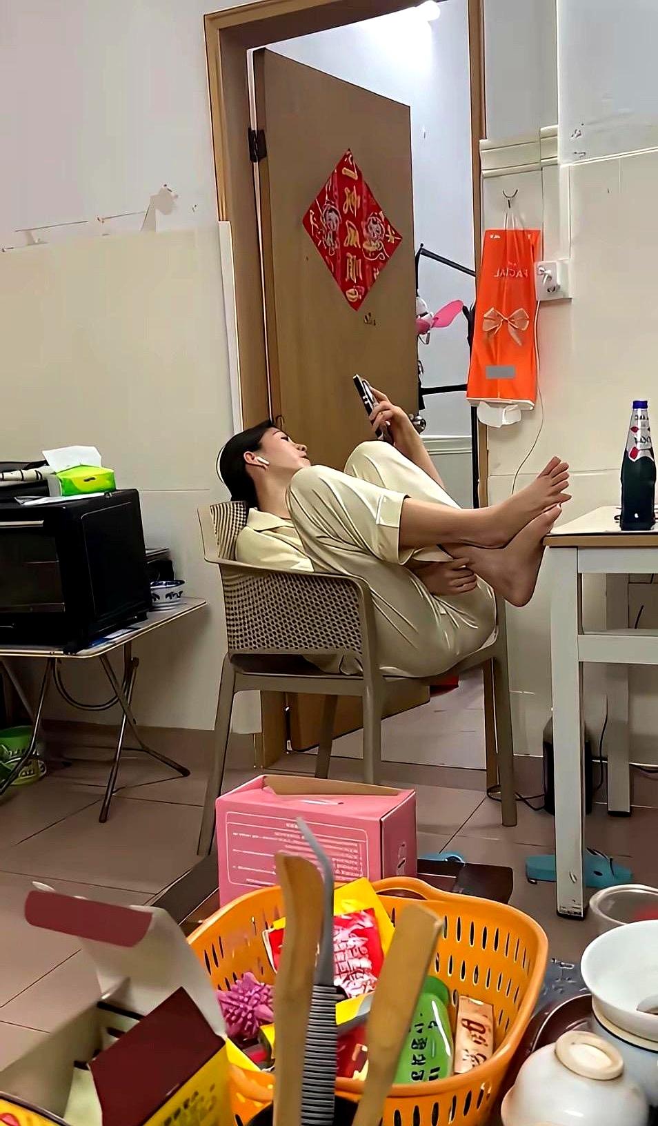 小姑子天天窝在家里，刚开始我还真以为她是在养精蓄锐，后来一看，别自欺欺人了，日子