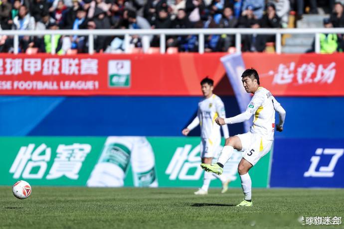   姜积弘，1990年2月8日出生，辽宁大连人，身高191cm，场上司职中后卫。