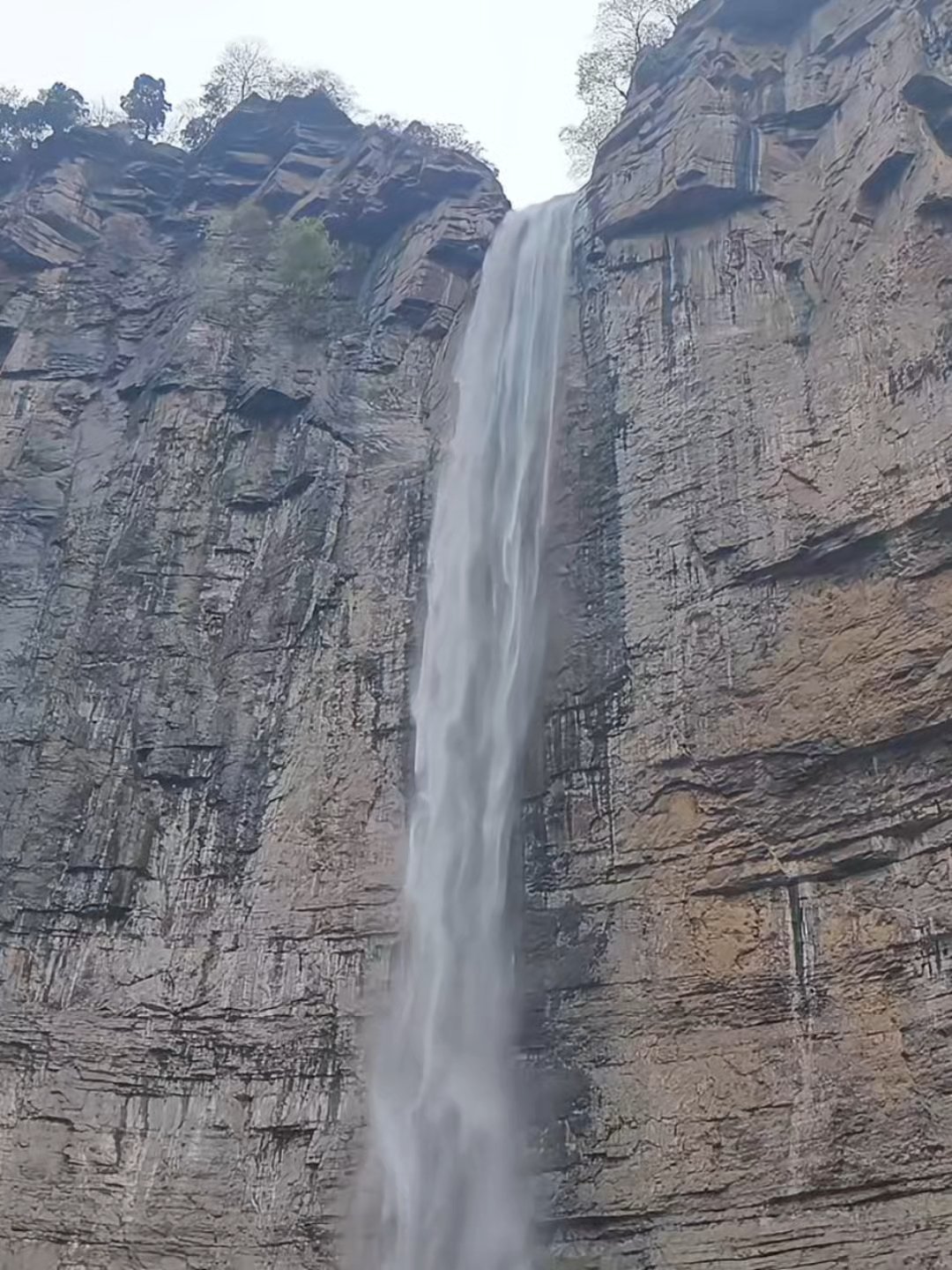 和八里沟一起漂漂亮亮藏在太行深山里的天河瀑布，是八里沟最震撼的灵魂！百米飞瀑从悬