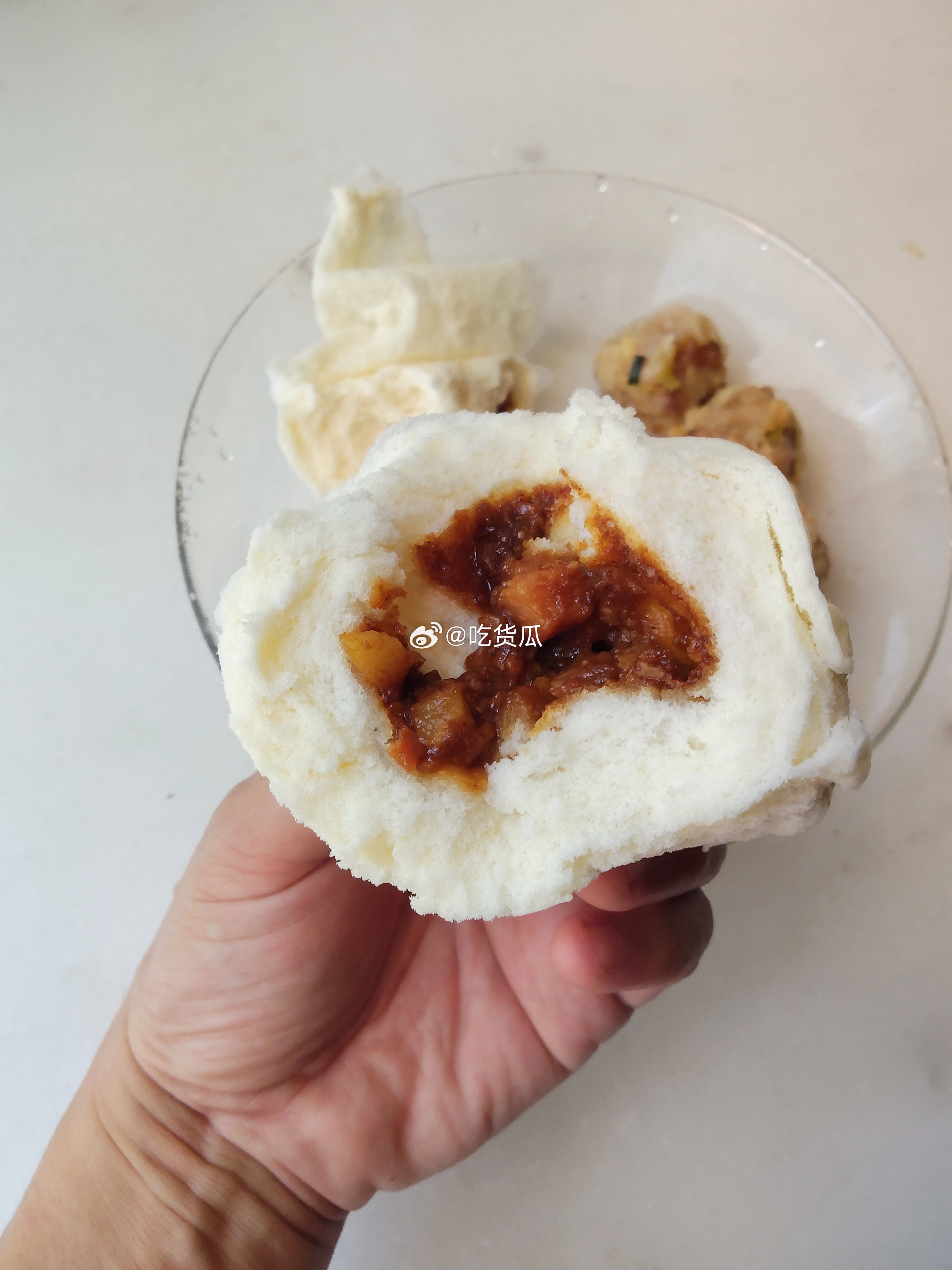 龙厦路长厦肠粉隔壁的包子店，也是开了很多年，这是他们家的叉烧包和烧卖，刚好三鲜包