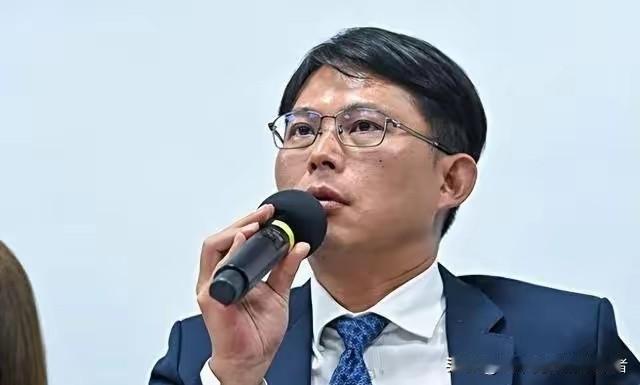 黄国昌这次访日的行程，
最近引发了不少争议。
有人就质疑，
嘴上把爱国喊得那么响