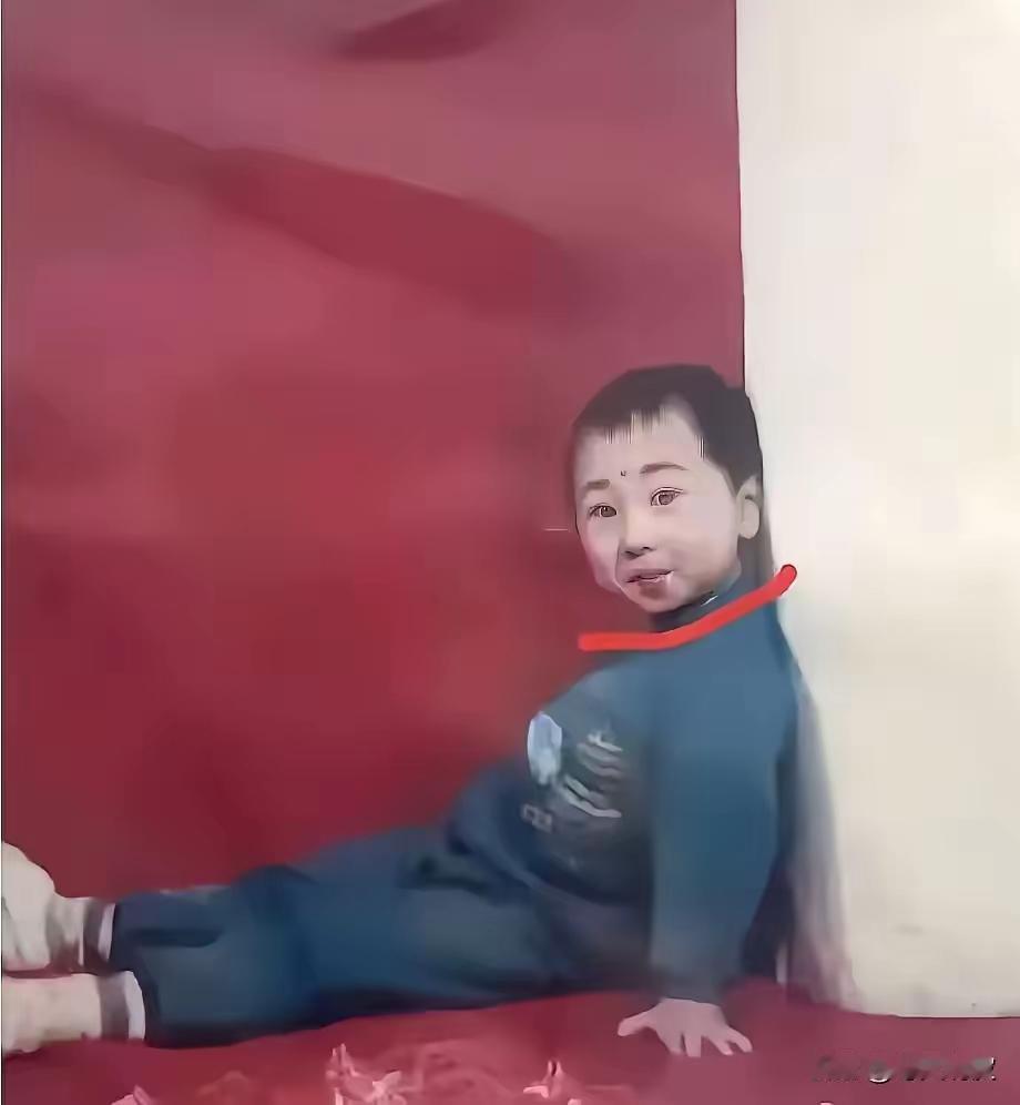 他是谁？
长大后好在央视春晚上说，我想死你们了。结果赢得满堂彩。
他还在节目中自