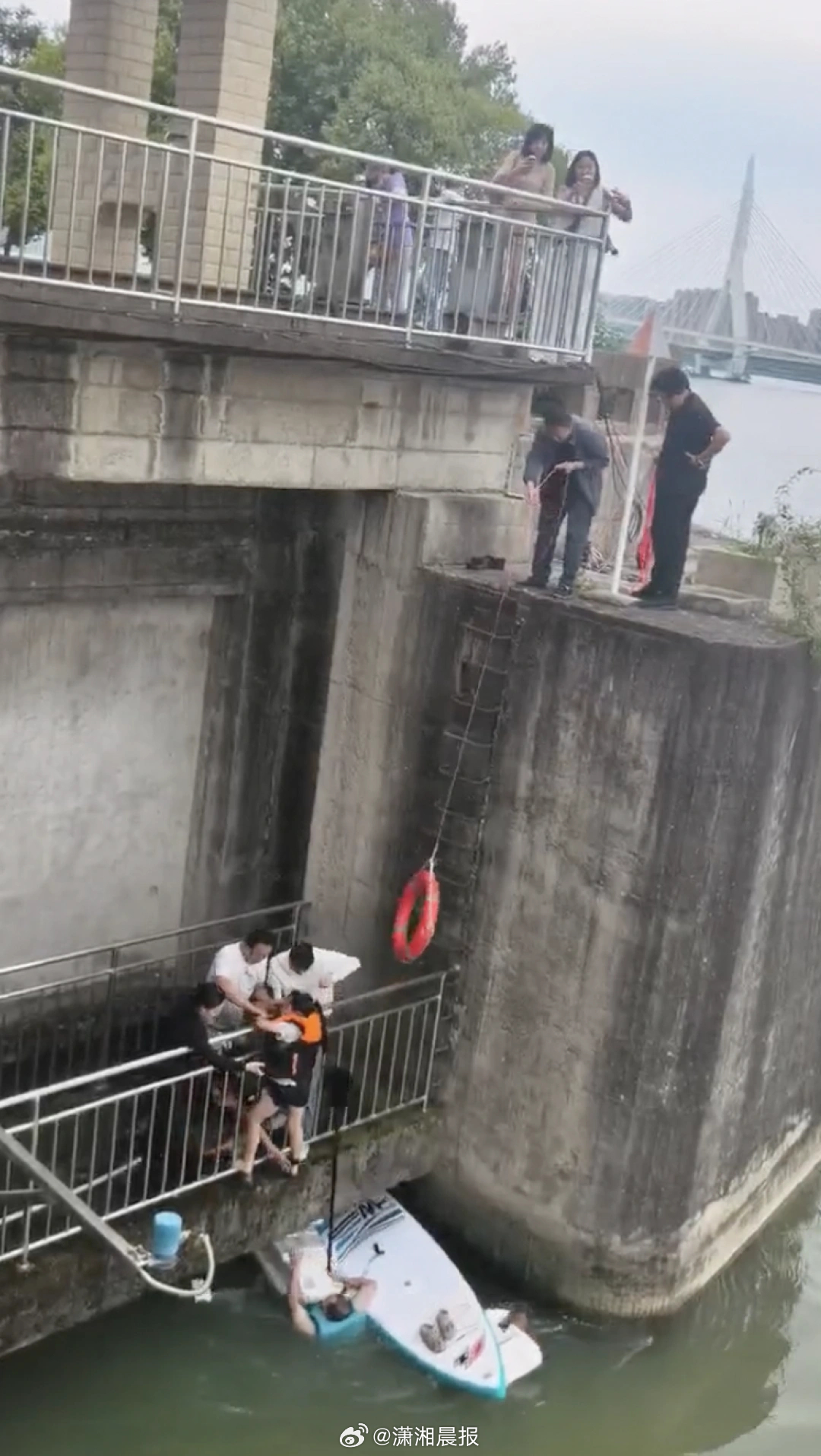 【#父女划浆板被困水闸漩涡#，附近酒店员工和路人成功营救，#女子回应救援被困水闸