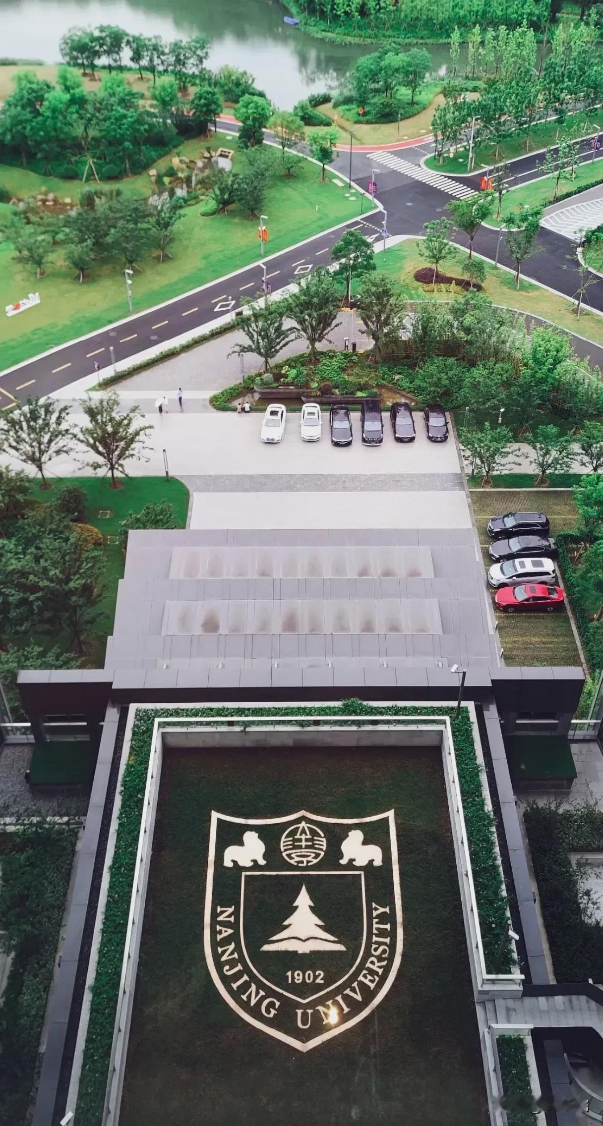 在江南水乡苏州，南京大学苏州校区正逐渐成为长三角地区最为耀眼的学术殿堂。这座校园